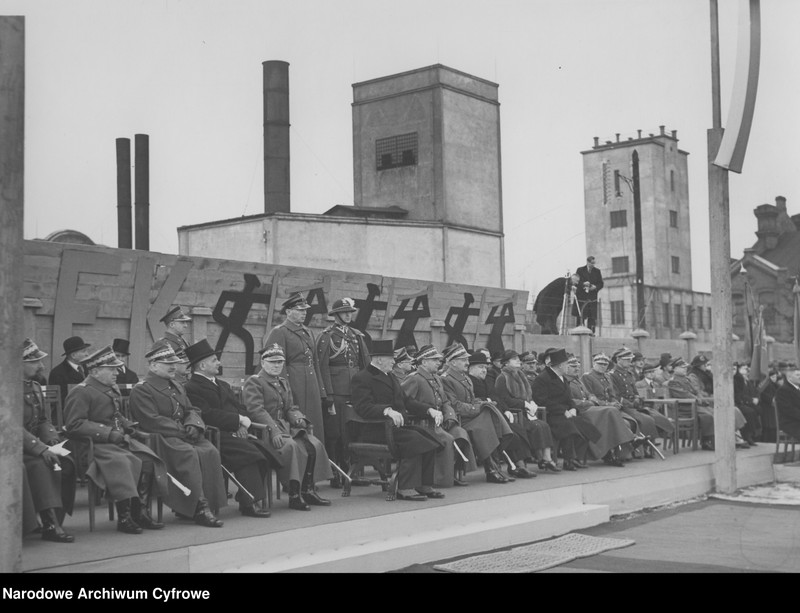 image.from.unit.number "Przekazanie wojsku 100 karabinów - daru robotników Państwowej Fabryki Karabinów w Warszawie"