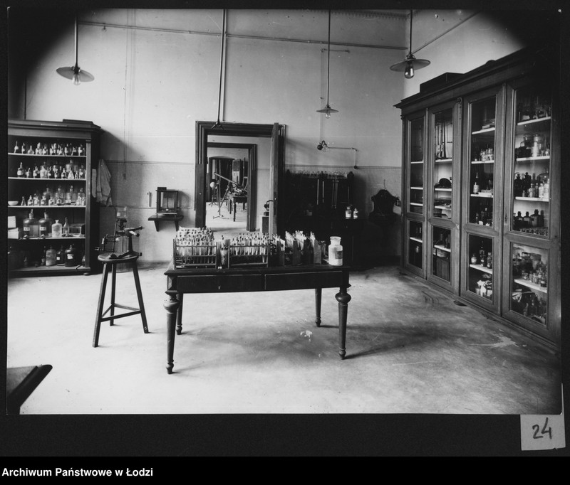 Obraz 2 z jednostki "[Wnętrze pracowni chemicznej]"