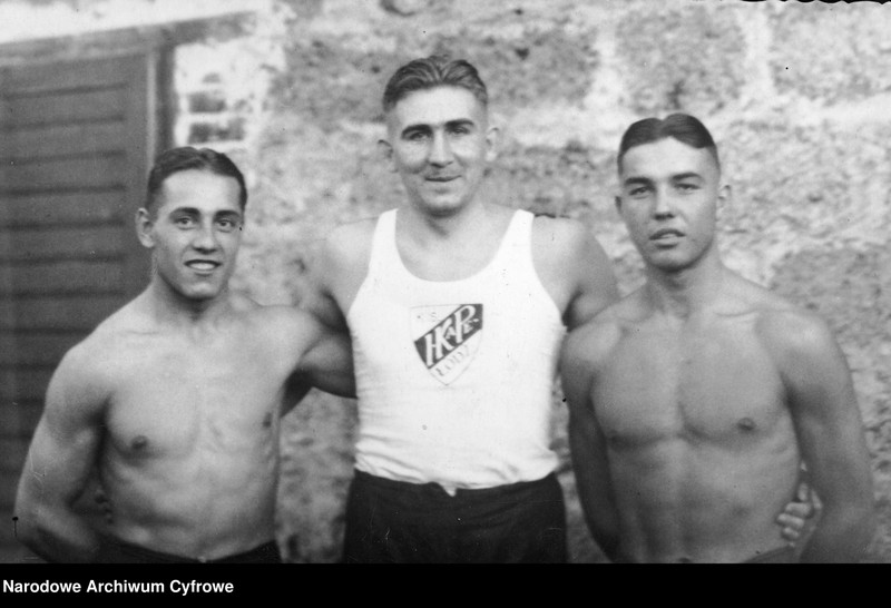 image.from.unit.number "Trener bokserski Tomasz Konarzewski z bokserami Józefem Garncarkiem i Henrykiem Chmielewskim"