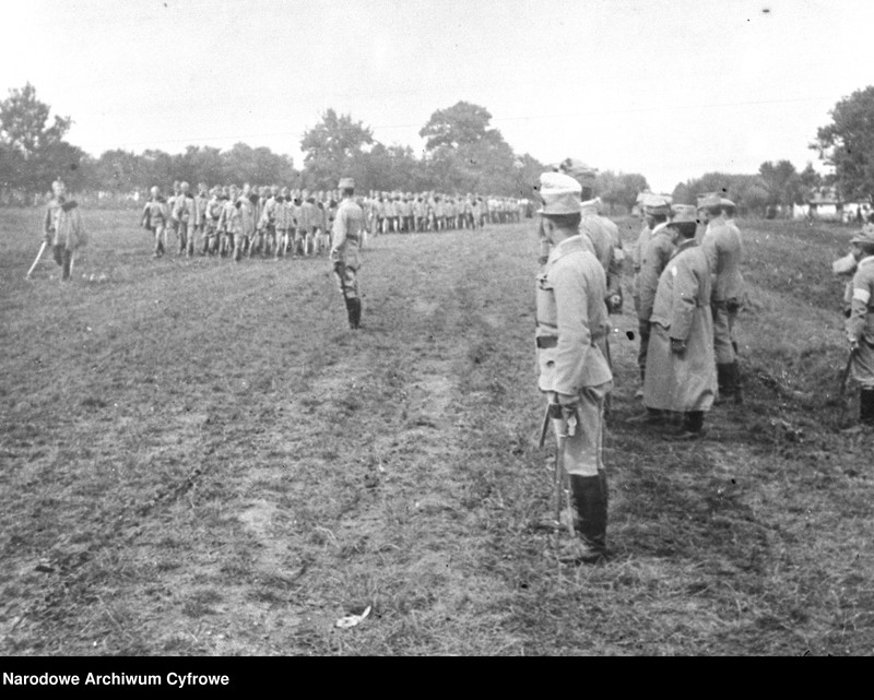 image.from.unit.number "Szarża ułanów II Brygady Legionów pod Rokitną podczas działań na froncie wschodnim - dekoracja żołnierzy po bitwie"