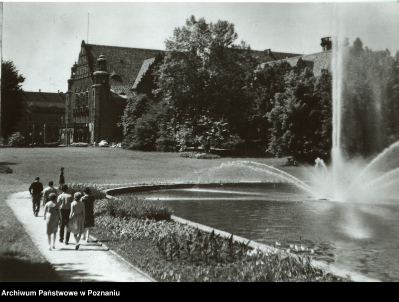 Obraz 1 z jednostki "Poznań - wodotrysk na tle Uniwersytetu im. Adama Mickiewicza"