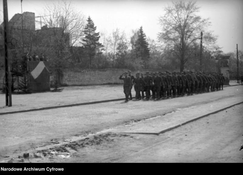 Obraz 7 z kolekcji "Defilada 9 maja 1945 batalion fizylierów 1 BPanc. Al. Hallera, Gdańsk111"