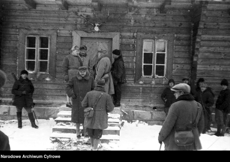 image.from.unit.number "Polowanie na niedźwiedzie w nadleśnictwie Sołotwina, w lasach należących do hrabiego Adama Zdzisława Zamoyskiego"