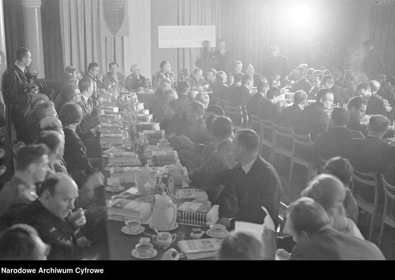 image.from.unit.number "Spotkanie kombatantów II wojny światowej - uczestników szturmu na Berlin - z kierownictwem Ministerstwa Obrony Narodowej w redakcji "Żołnierza Wolności" oraz w siedzibie Związku Bojowników o Wolność i Demokrację w Warszawie "