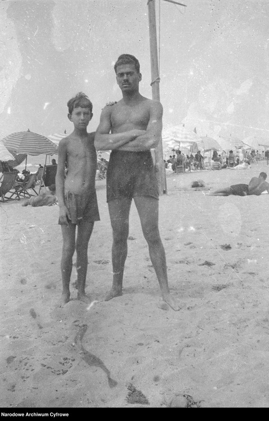 image.from.unit "Wypoczynek rodziny Lis-Olszewskich na plaży w Viareggio"