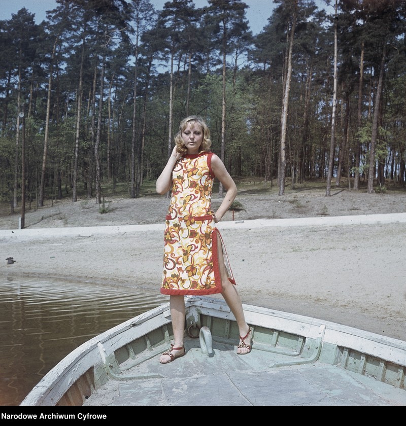 image.from.unit.number "Modelki prezentujące kolekcję mody Zakładów Przemysłu Odzieżowego "Dana" w plenerze nad Jeziorem Głębokim"