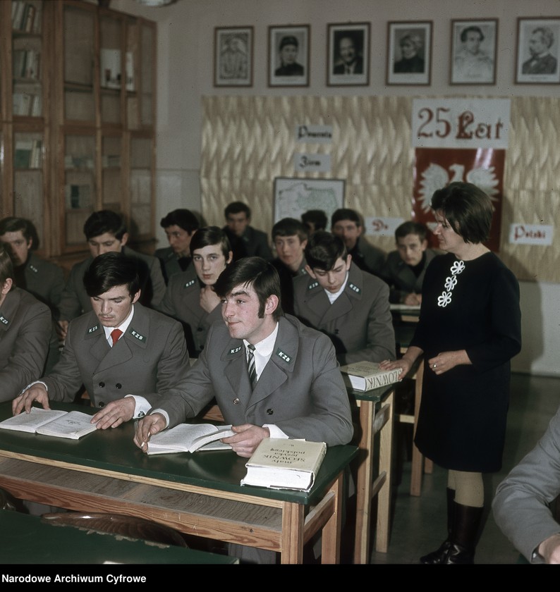 Nauczycielka Zofia Kałużna prowadzi lekcję języka polskiego.