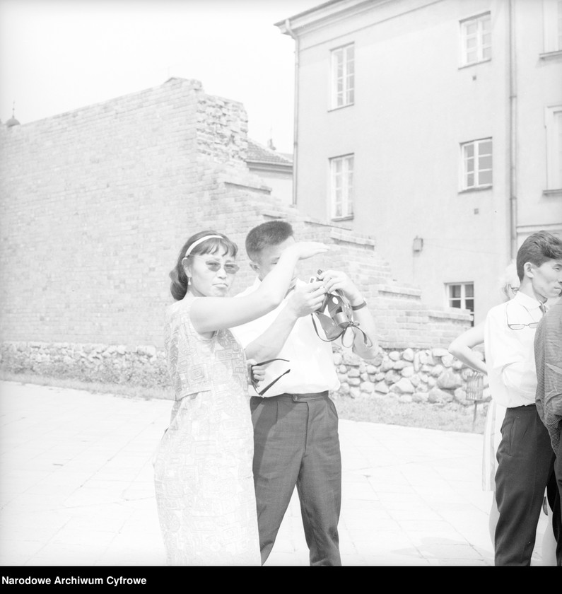 image.from.unit.number "Cudzoziemcy zwiedzający Warszawę"