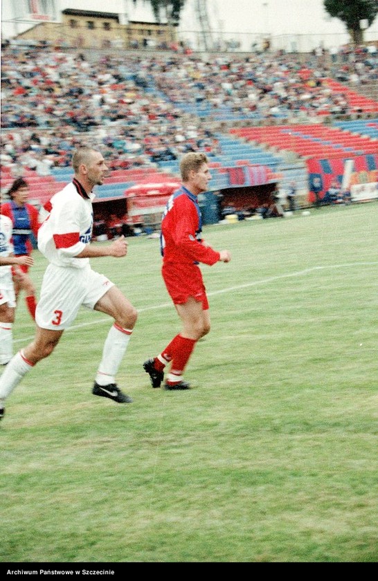 image.from.unit.number "Mecz piłki nożnej Pogoń Szczecin-Łódzki Klub Sportowy 2 sierpnia 1998 roku (1:1)"