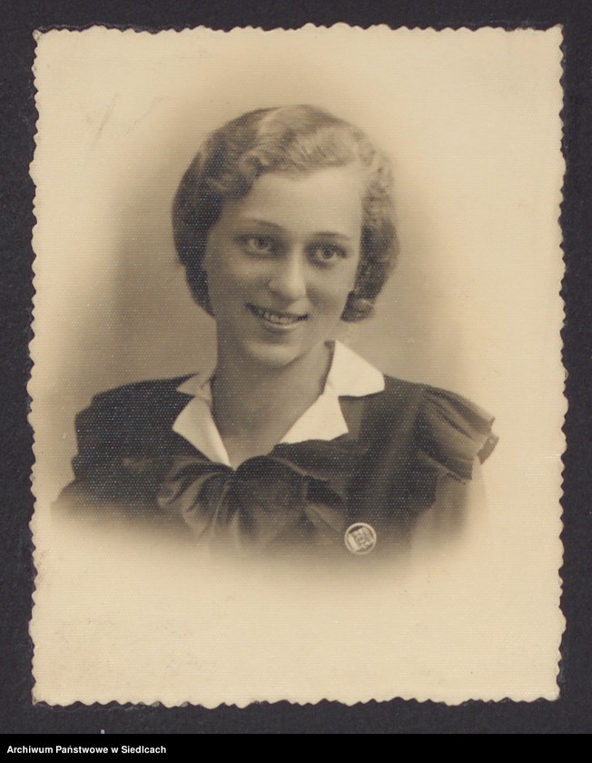 image.from.unit.number "Album z fotografiami podarowany przez uczennice Państwowego Gimnazjum Żeńskiego im. Królowej Jadwigi w Siedlcach wychowawczyni pani Janinie Milulskiej na zakończenie 8-klasowego gimnazjum w dniu 24.06.1934 r."