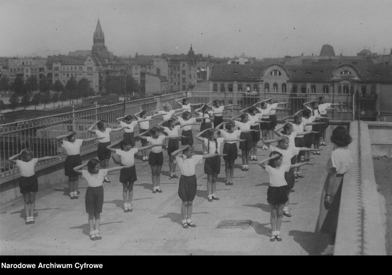 Uczennice Prywatnego Seminarium Nauczycielskiego Żeńskiego im. Juliusza Słowackiego podczas lekcji gimnastyki