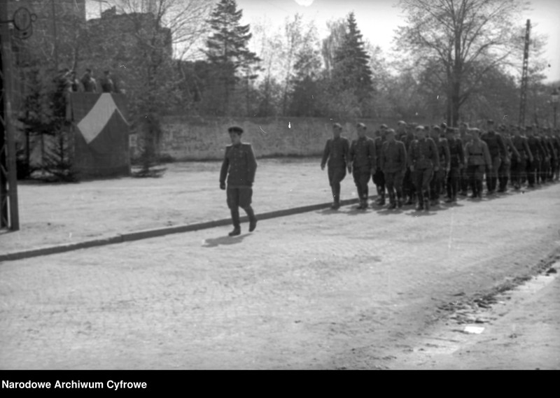 Obraz 8 z kolekcji "Defilada 9 maja 1945 batalion fizylierów 1 BPanc. Al. Hallera, Gdańsk111"