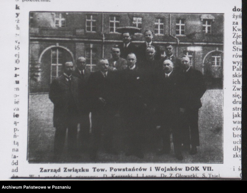 Obraz 3 z jednostki "Zarząd Związku Towarzystwa Powstańców i Wojaków Dowództwa Okręgu Korpusu VII w pierwszym rzędzie od prawej strony stoją: D. Zarzycki, I. Lange, dr Z. Głowacki i S. Thiel."