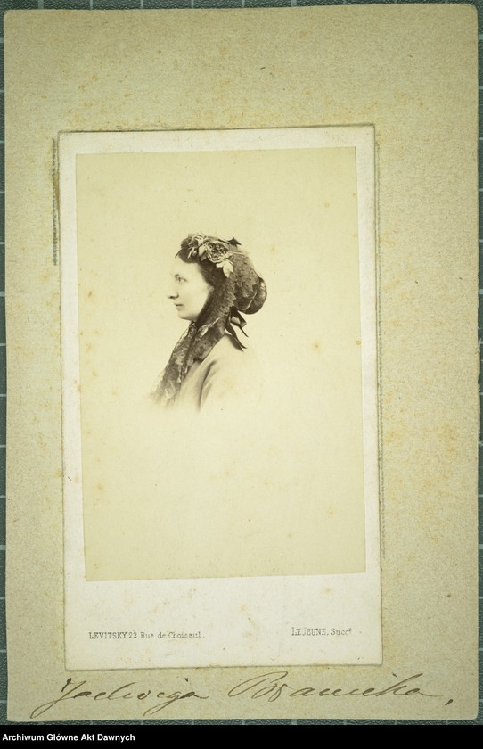 image.from.unit "Jadwiga Branicka z Potockich (1827-1916), żona Konstantego, portret, w średnim wieku, w koronkowym szalu na głowie, z włosami upiętymi w kok; popiersie w lewo."