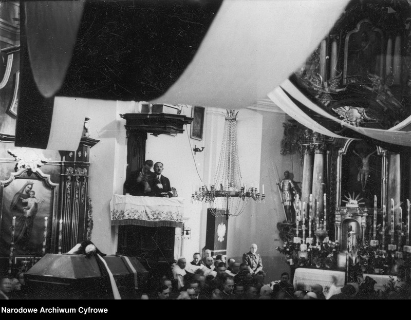 image.from.unit.number "Przeniesienie trumny z prochami hetmana Stefana Czarnieckiego do sarkofagu w Czarncy"