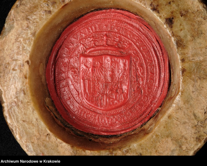 image.from.unit.number "Bona Sforza. Królowa Polski, Wielka Księżna Litewska. W polu pieczęci ukoronowana tarcza czteropolowa z herbami: polskim (prawe górne pole), Wąż Sforzów i Orzeł (lewe górne), herb mediolański i aragoński (prawe dolne), Pogoń (lewe dolne) tarczę otaczającą elementy roślinne. Otok ujęty w sznury perełek z napisem kapitalnym, renesansowym: BONA SFOR[TIA] ARAG[ONIA] D[EI] G[RATIA] REGINA POLONIE MAG[NA] DVX LITVANIE"