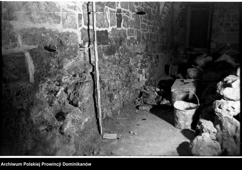 image.from.unit.number "Kraków, klasztor Ojców Dominikanów, krypta pod refektarzem oraz schody przy korytarzu na parterze północnego skrzydła III wirydarza prowadzące do przedsionka ciemnego korytarzyka na I piętrze"