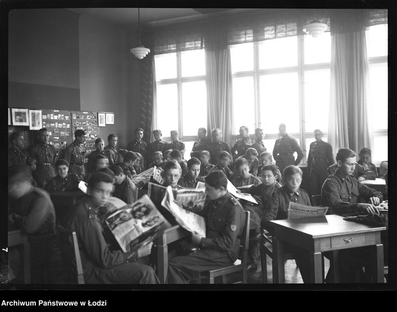 Obraz 2 z jednostki "[Uczniowie w czytelni szkolnej]"