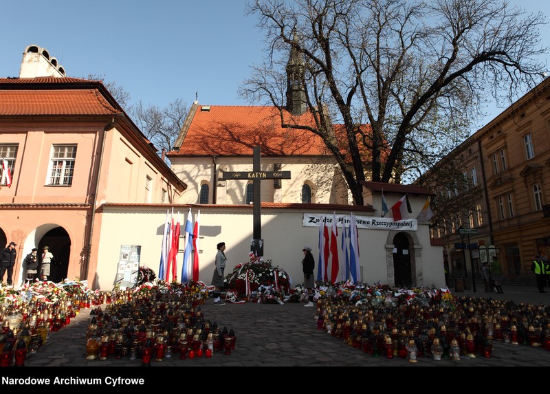 image.from.unit.number "Pogrzeb prezydenta Polski Lecha Kaczyńskiego i jego żony Marii Kaczyńskiej w Krakowie"