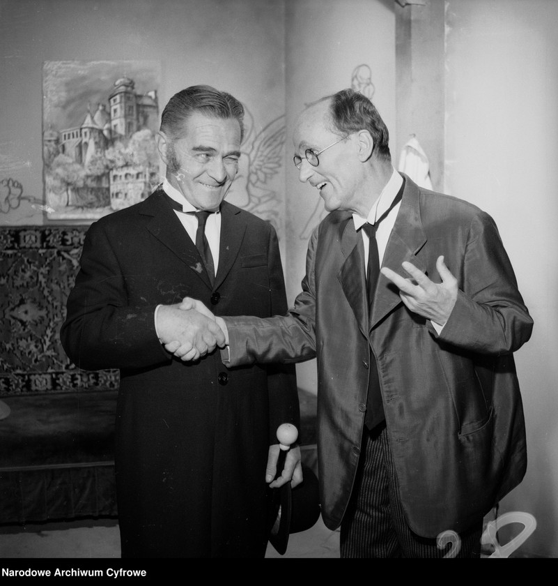 Obiekt Adolf Dymsza (Tytus - majordomus przywiązany) i Wacław Jankowski (Jan Sebastian Smutny). z jednostki Warszawa. Teatr Syrena - sztuka "Bliźniak"