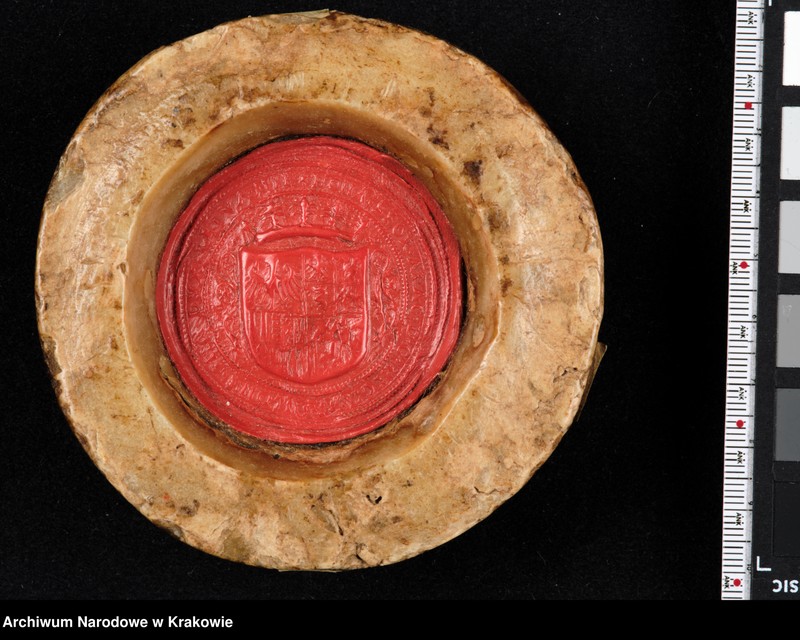 image.from.unit.number "Bona Sforza. Królowa Polski, Wielka Księżna Litewska. W polu pieczęci ukoronowana tarcza czteropolowa z herbami: polskim (prawe górne pole), Wąż Sforzów i Orzeł (lewe górne), herb mediolański i aragoński (prawe dolne), Pogoń (lewe dolne) tarczę otaczającą elementy roślinne. Otok ujęty w sznury perełek z napisem kapitalnym, renesansowym: BONA SFOR[TIA] ARAG[ONIA] D[EI] G[RATIA] REGINA POLONIE MAG[NA] DVX LITVANIE"