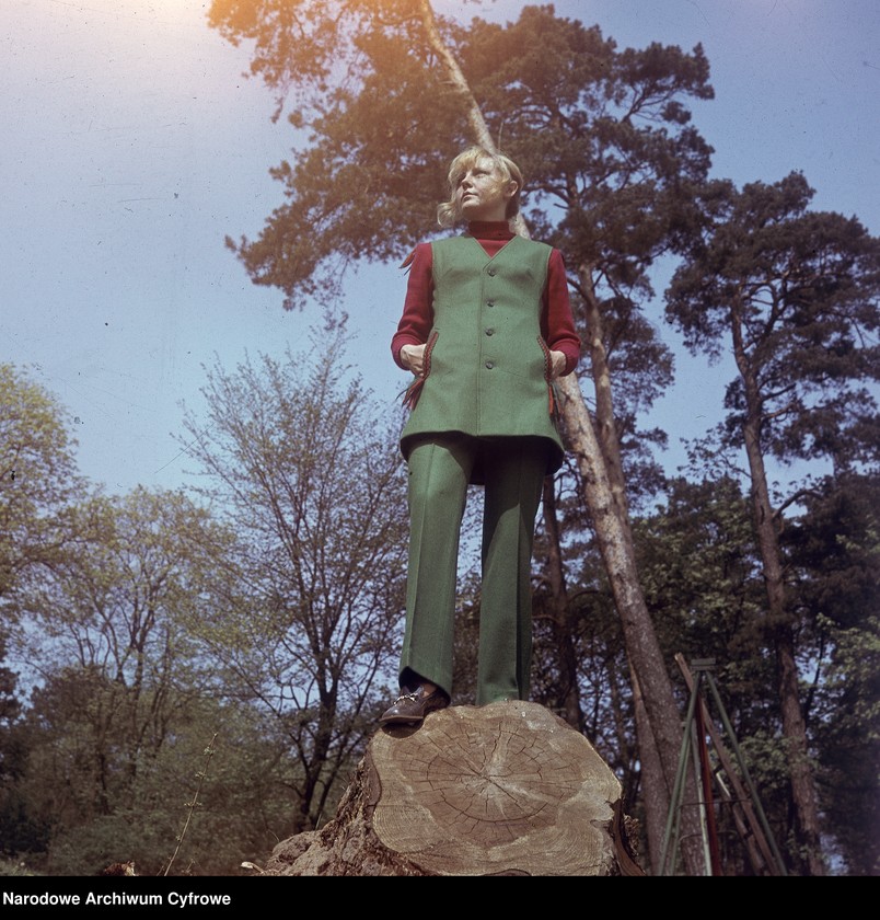 image.from.unit.number "Modelki prezentujące kolekcję mody Zakładów Przemysłu Odzieżowego "Dana" w plenerze nad Jeziorem Głębokim"