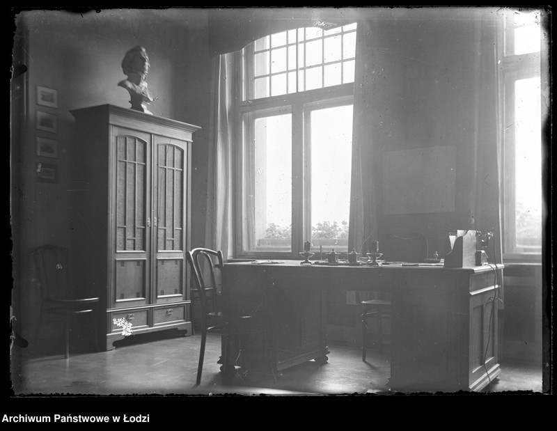 Obraz 2 z jednostki "[Gabinet dyrektora szkoły - wnętrze]"