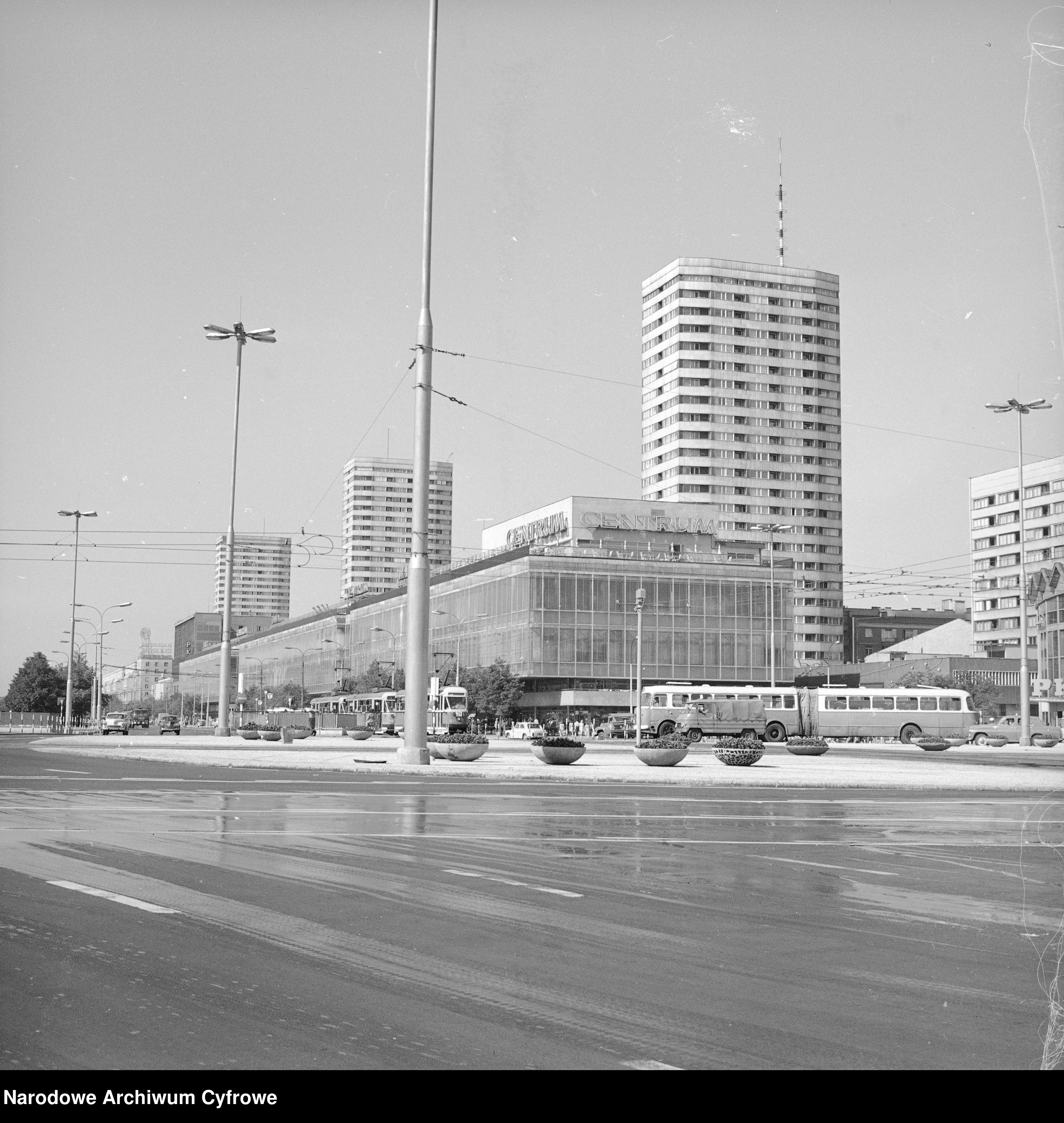 Skan z jednostki: Sceny uliczne ze Śródmieścia Warszawy