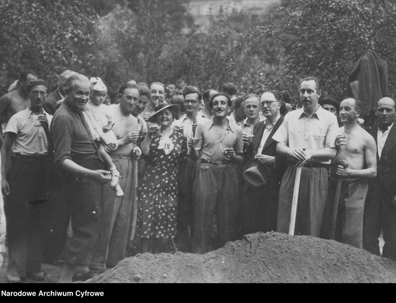 image.from.unit.number "Kopanie rowów przeciwlotniczych w Krakowie"