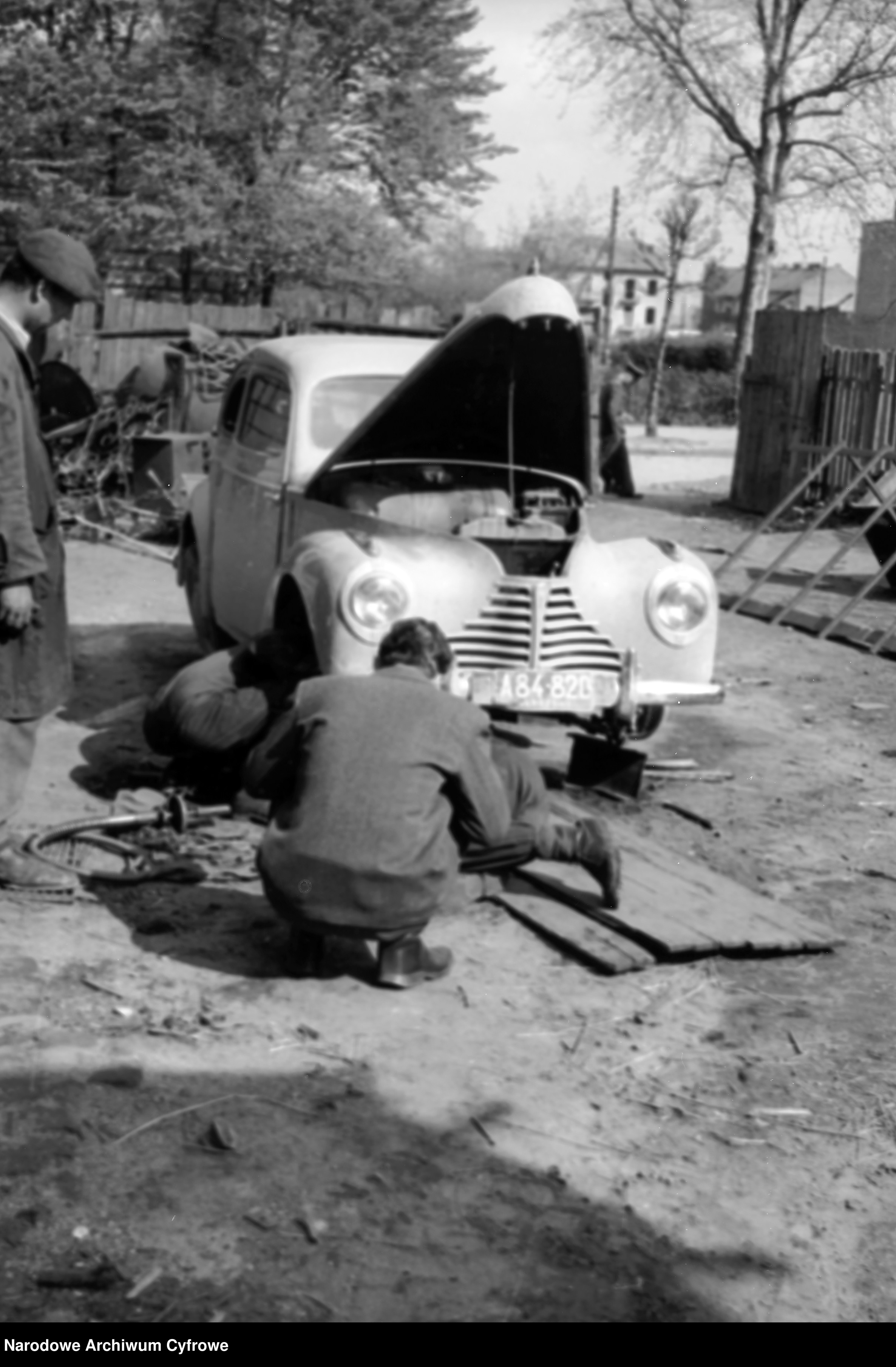 Skan z jednostki: Warsztat samochodowy. Szopka polityczna Wyższej Szkoły Sztuk Plastycznych. Portrety żołnierzy