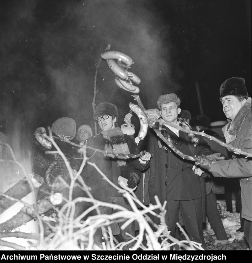 image.from.unit.number "Kulig w Międzyzdrojach. Przy ognisku. Zima 1970 r."