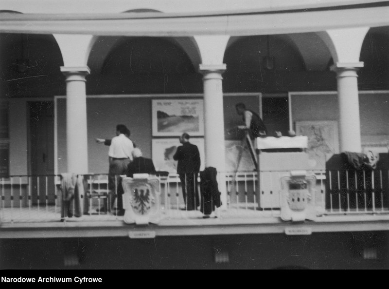 image.from.unit.number "Wystawa Przemysłu Ziem Odzyskanych w salach Państwowego Instytutu Geologicznego przy ul. Rakowieckiej 4 w Warszawie"