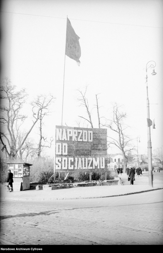 Obraz z jednostki "Hasło propagandowe "Naprzód do socjalizmu" na rogu ul. Marszałkowskiej i ul. Królewskiej w Warszawie"