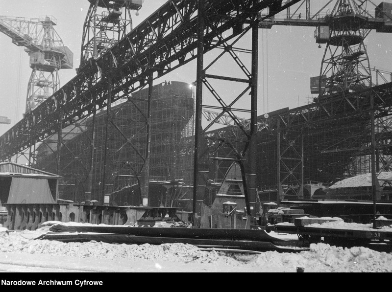 image.from.unit.number "Stocznia Gdańska im. Lenina podczas zimy"