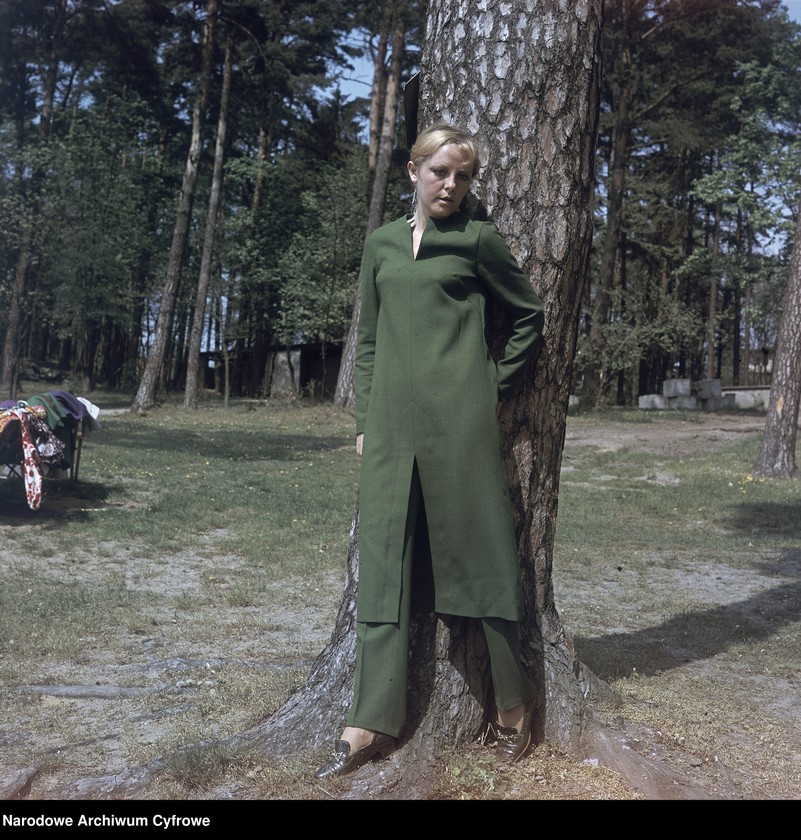 image.from.unit.number "Modelki prezentujące kolekcję mody Zakładów Przemysłu Odzieżowego "Dana" w plenerze nad Jeziorem Głębokim"