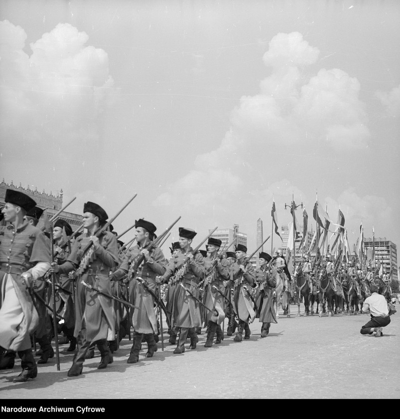 image.from.unit.number "Defilada Tysiąclecia Państwa Polskiego podczas Narodowego Święta Odrodzenia Polski (22 lipca) na pl. Defilad w Warszawie"