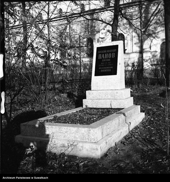 image.from.unit.number "[Nagrobek żołnierza na cmentarzu przy ulicy Wojska Polskiego w Suwałkach ?]"