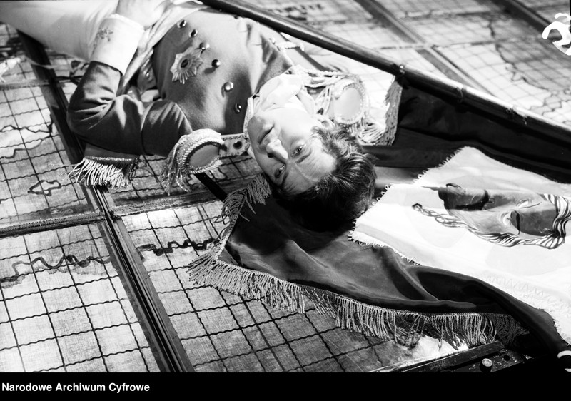 image.from.unit.number "Warszawa. Teatr Powszechny - sztuka "Wojna i pokój""