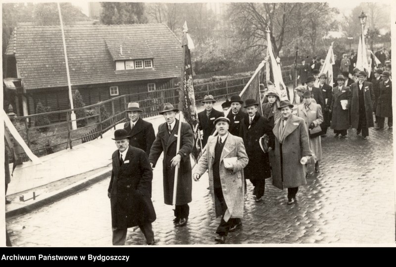 image.from.unit.number "Pochód rzemieślników ulicami centrum Bydgoszczy z okazji Zjazdu Rzemiosła Pomorskiego w dniu 30.10.1938 r. w Bydgoszczy - most i ulica Bernardyńska"