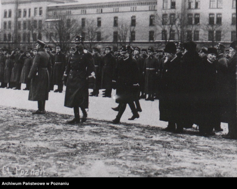 Obraz 15 z jednostki "Zaprzysiężenie Straży Ludowej w Poznaniu na Placu Wolności. Po lewej stronie generałowie: Józef Dowbór - Muśnicki i Dupont."