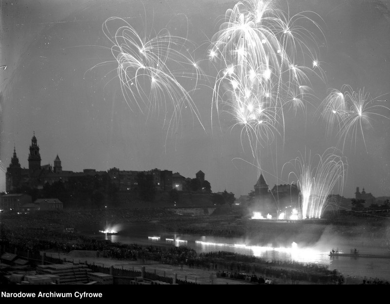 image.from.unit.number "Wianki w Krakowie na Wiśle pod Wawelem"