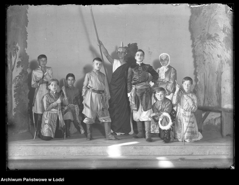 Obraz 2 z jednostki "[Przedstawienie szkolne - grupa młodzieży w strojach historycznych]"