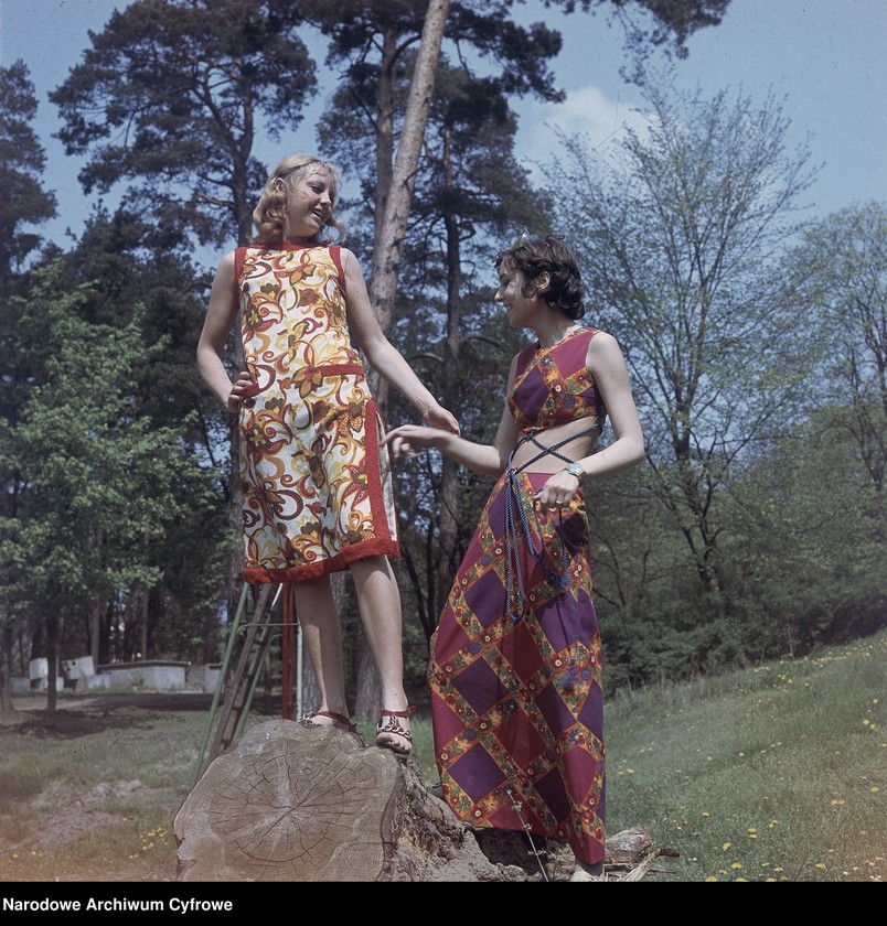 image.from.unit.number "Modelki prezentujące kolekcję mody Zakładów Przemysłu Odzieżowego "Dana" w plenerze nad Jeziorem Głębokim"