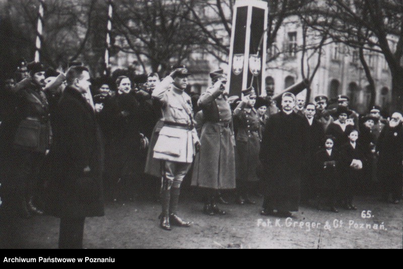 Obraz 3 z jednostki "Poświęcenie sztandaru Straży Ludowej na Placu Wolności w Poznaniu. Na pierwszym planie generał Dupont - szef alianckiej misji wojskowej."