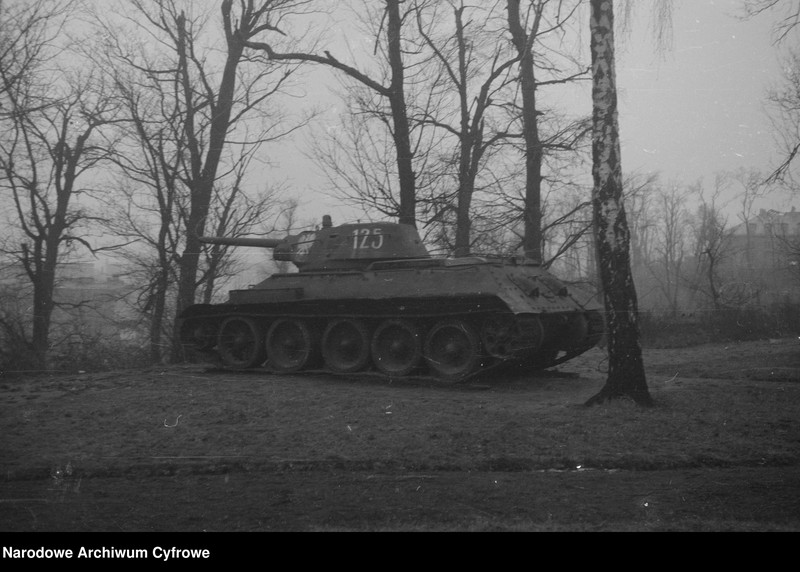 image.from.unit.number "Ekspozycja sprzętu wojskowego na dziedzińcu Muzeum Wojska Polskiego w Warszawie"