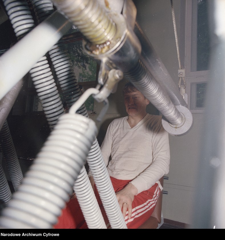 image.from.unit.number "Mirosław Hermaszewski podczas ćwiczeń na siłowni"