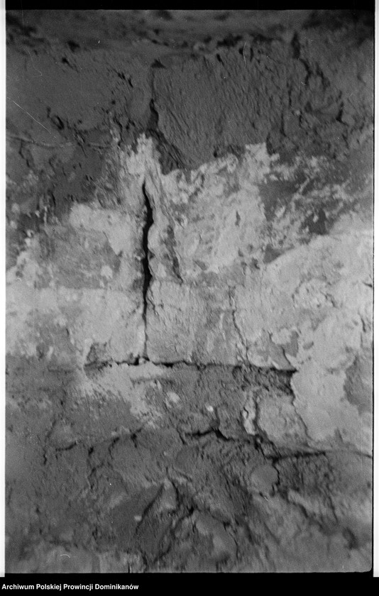 image.from.unit.number "Kraków, klasztor Ojców Dominikanów, obecna siłownia studentatu; obecne pomieszczenie gospodarcze na parterze północnego ramienia III wirydarza („slumsy” nr 11); podwórze przykuchenne; podwórze przy furcie. Kraków, kamienica przy ul. Stolarskiej 6, cela zakonna „slumsy” nr 13"