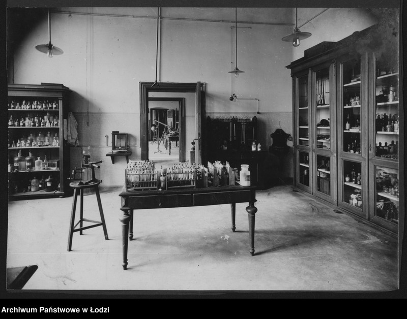 Obraz 2 z jednostki "[Wnętrze pracowni chemicznej]"