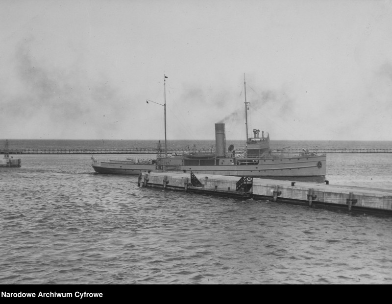 image.from.unit.number "Port Marynarki Wojennej w Gdyni - okręty wojenne w porcie"