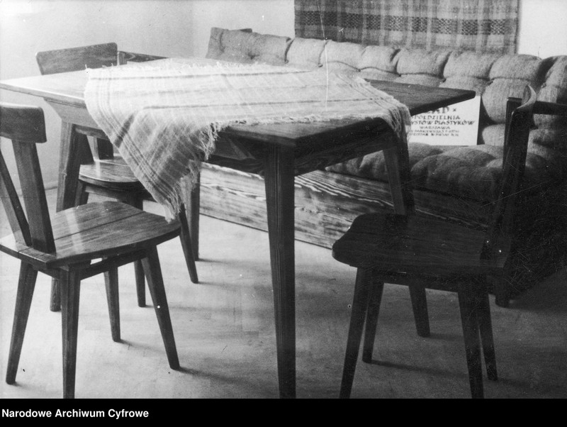 image.from.unit.number "Wystawa zorganizowana przez Spółdzielnię Mieszkaniową w Warszawie, której celem było pokazanie urządzonego estetycznie i ekonomicznie małego mieszkania"